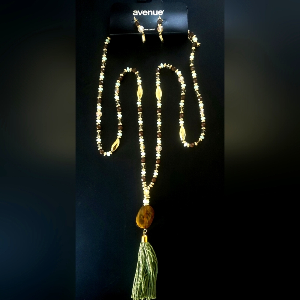Brand new necklace and earrings set by Avenue